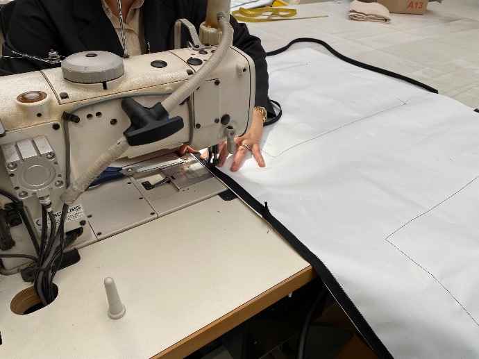 bâches publicitaires entrain d'être cousues pour devenir un emballage réutilisable Loopipak