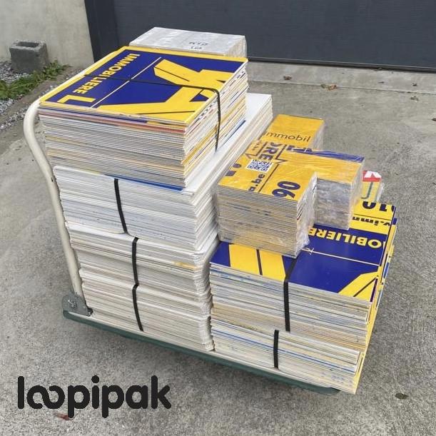 Réemploi de déchets pour Loopipak Panneaux usagers d'agence immobilière nettoyés et découpés pour entrer dans la confection des Loopipak