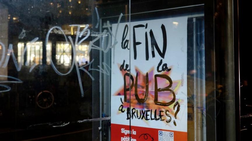 action militante des citoyens dans les rues de Bruxelles qui réclament la fin de la pub en taguant les panneaux publicitaires.