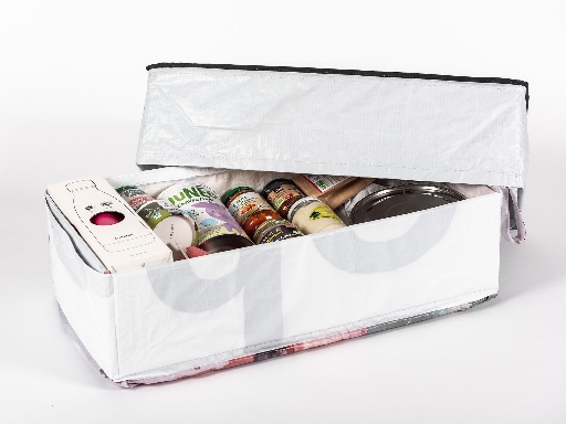 Caisse réutilisable Loopipak format 60X30X15cm : Confectionnée à partir du réemploi de bâches publicitaires et de panneaux d'agence immobilière usagés et dans des entreprises sociales de travail adapté.