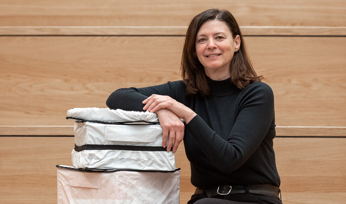 Créatrice de Loopipak La créatrice de Loopipak présentant des emballages écologiques fabriqués à partir de matériaux durables