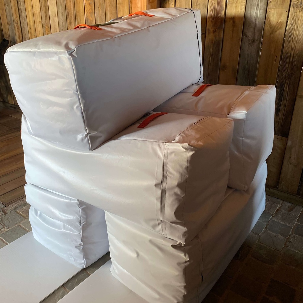Housse de protection capitonnée pour stèle de présentation